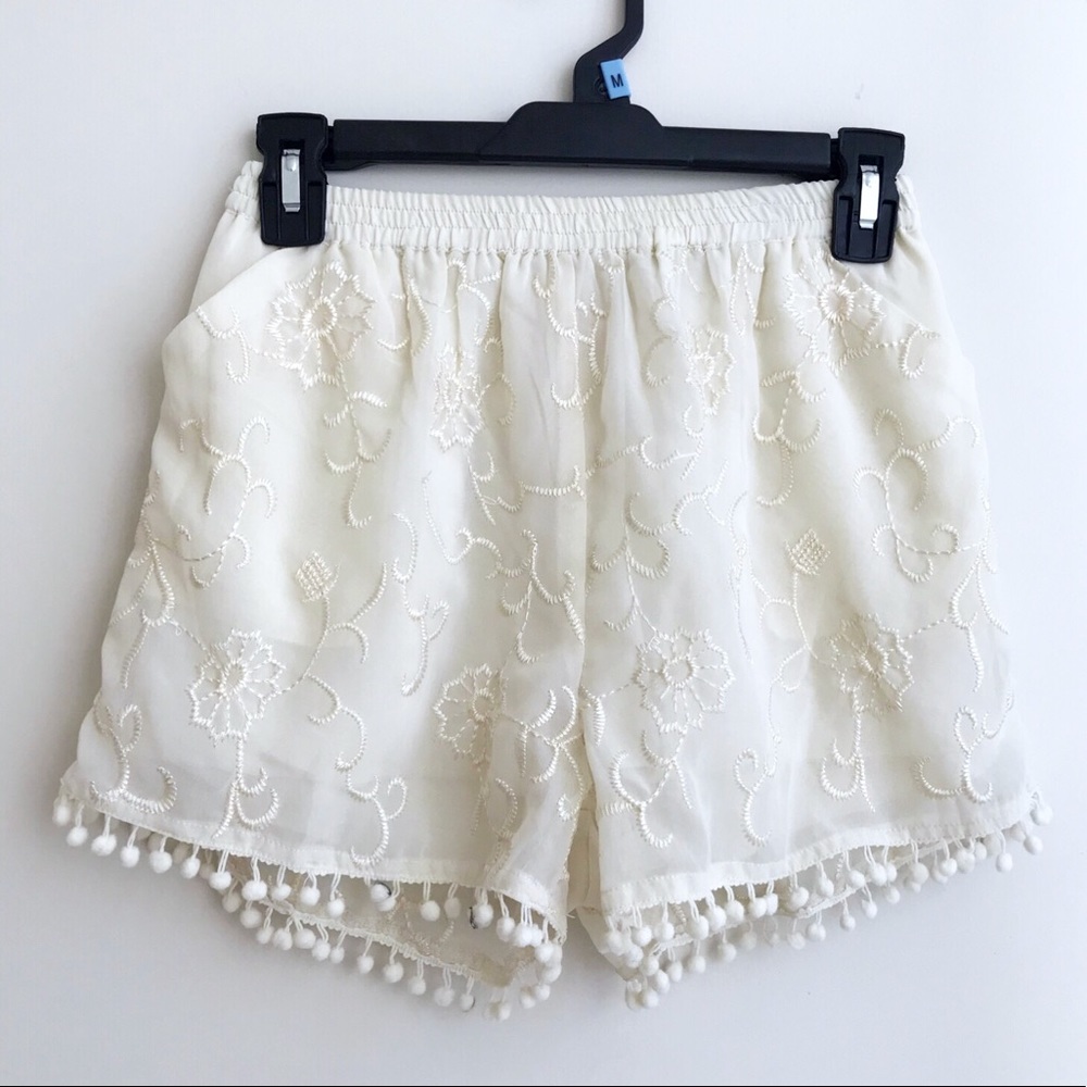 Ivory embroidery lace Shorts